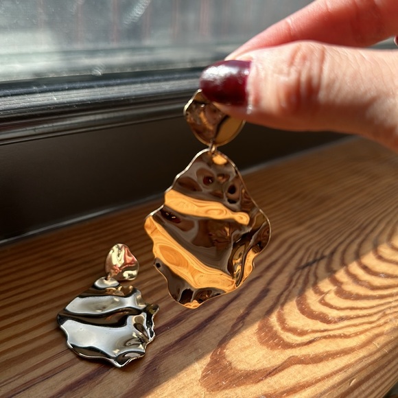 Reflective Waterdrops Earrings - Picture 4 of 5